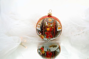 Bombka szklana malowana ręcznie "Dziewczynka i świąteczne drzwi"